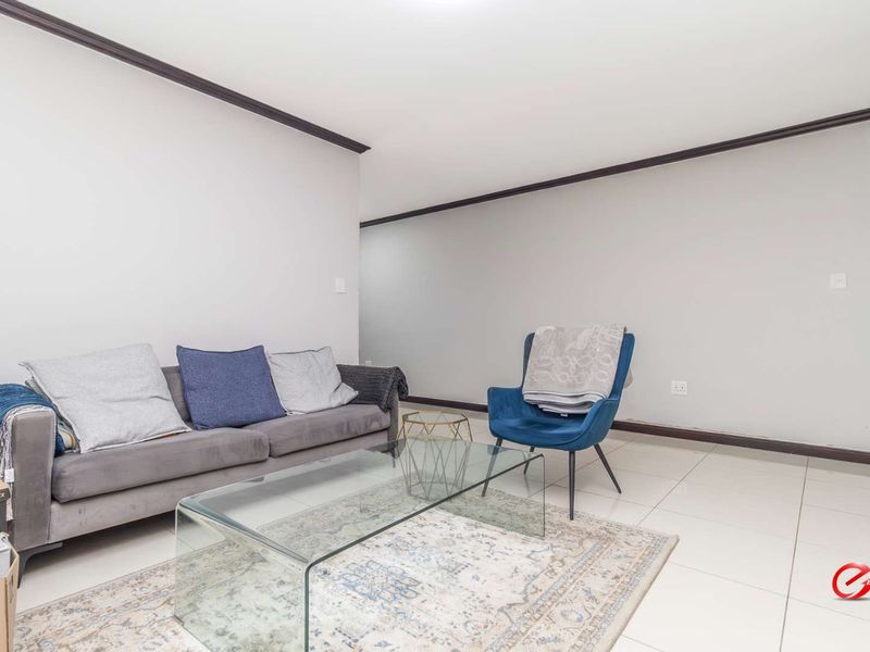 Top Floor Apartment Close to Amenities - Photo 7