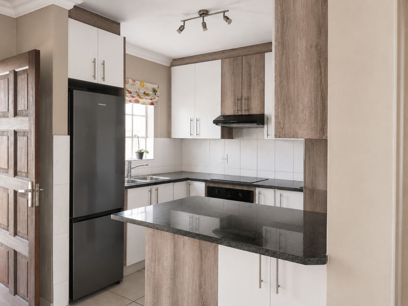 Spacious 3-Bed Home with Private Garden & 24-Hour Security - Photo 4