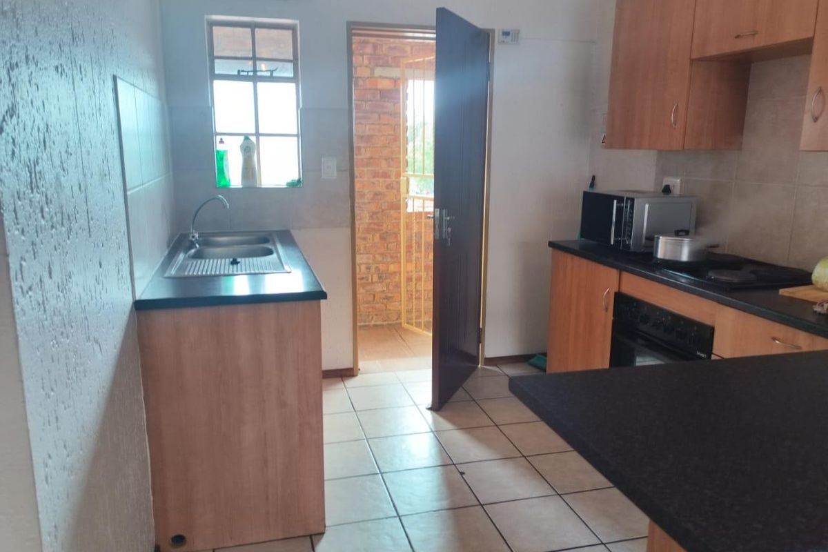 2 bed 2nd floor unit in 24h security complex - very looked after complex - Photo 3