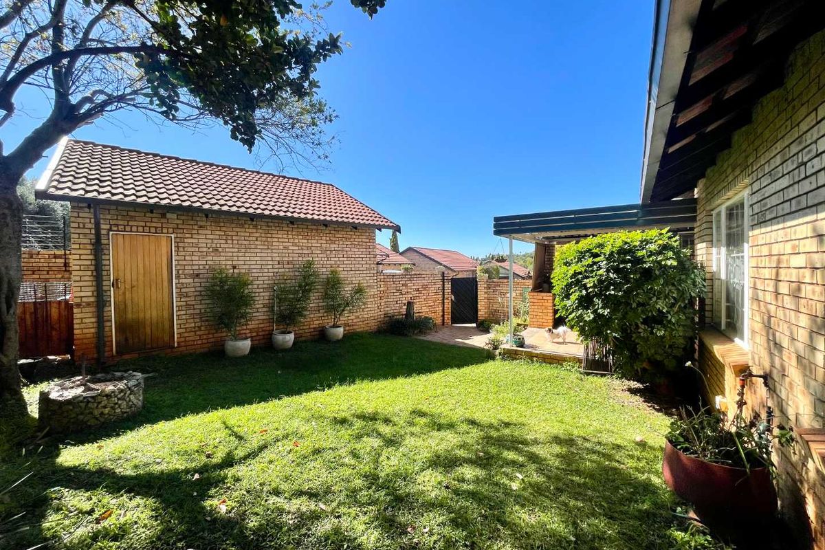 Secure Estate Living with Pool, Fishing Dam & Excellent Rental Appeal - Photo 2