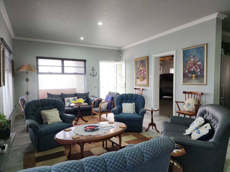 Freshly repainted and ready to move in. - Photo 4