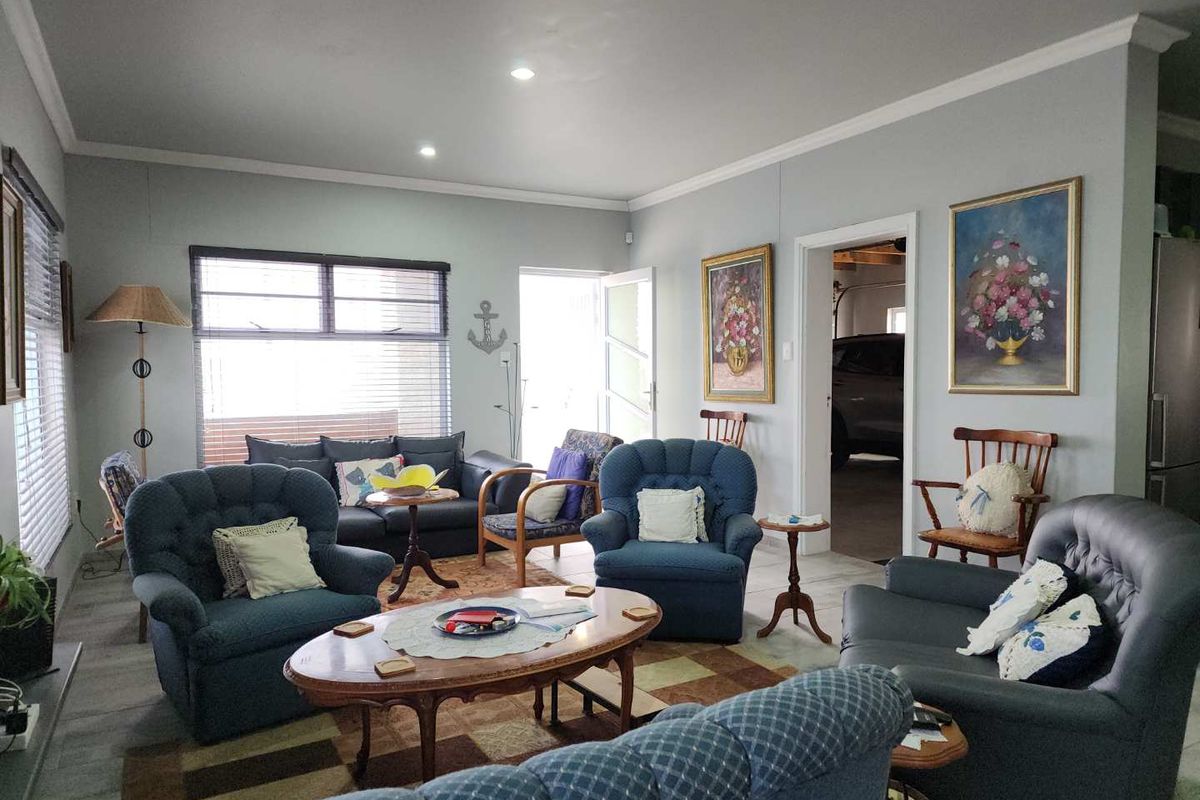 Freshly repainted and ready to move in. - Photo 4