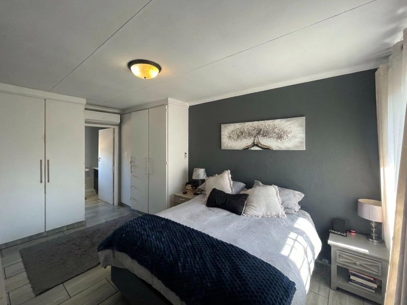Beautifully Renovated 3-Bedroom Townhouse with Private Garden in Die Hoewes - Photo 6