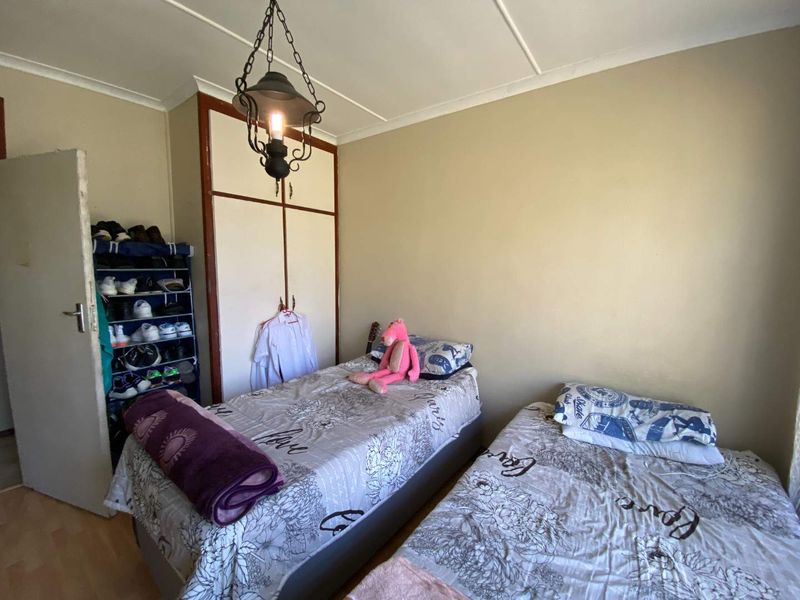Convenience at Your Doorstep: Centrally Located 3BR House with Pool - Photo 10