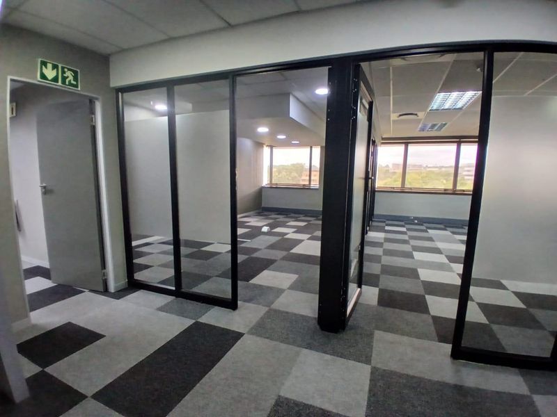 Prestigious 5th-Floor Commercial Space in The Anchor Building – Panoramic Views, Elevated Corporate Image & Premium Business Positioning Rental: R112 per m2 | - Photo 8