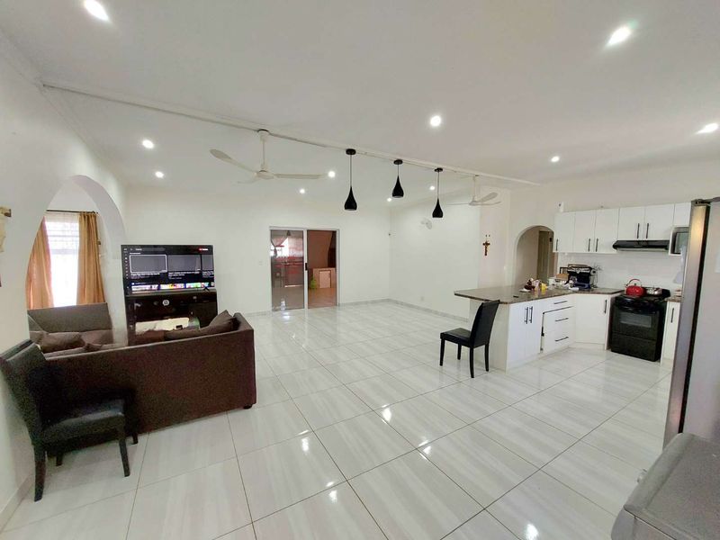 4 Bedroom Coastal Gem - Photo 9