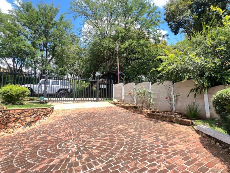 Prime Location Gem: Your Dream Family Home Awaits!" - Photo 2