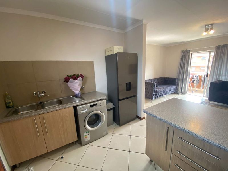 Charming 2-Bedroom Apartment in a Secure Complex - Photo 6