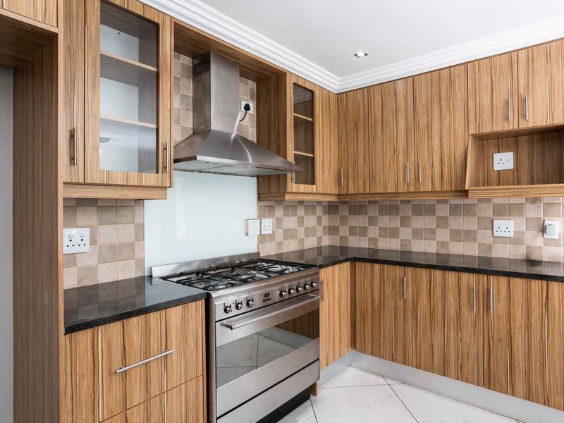 Elegant Three-Bedroom Family Home in a Peaceful Setting for Rent on Val de Vie Estate - Photo 7