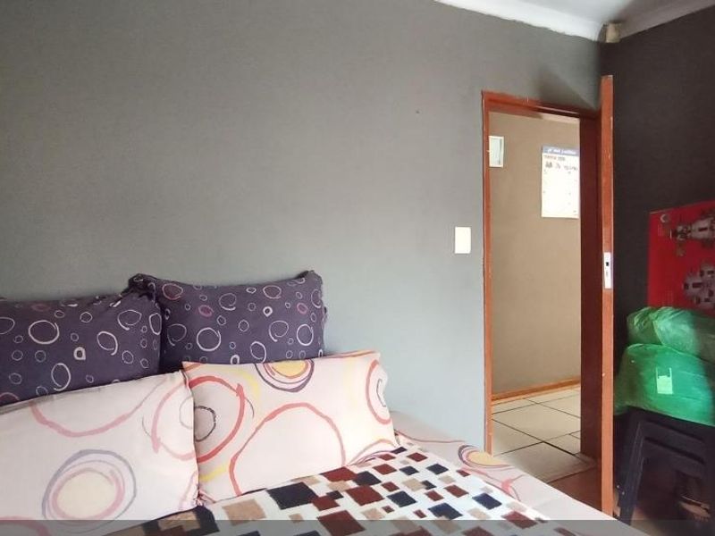 Quaint 3 Bedroom House In Clayville Ext 34 - Photo 7