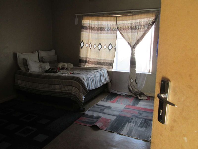 BEAUTIFUL, NEAT AND CLEAN [ 1.5] ONE AND HALF BEDROOM APARTMENT FOR SALE IN PRETORIA WEST BARGAIN - Photo 7