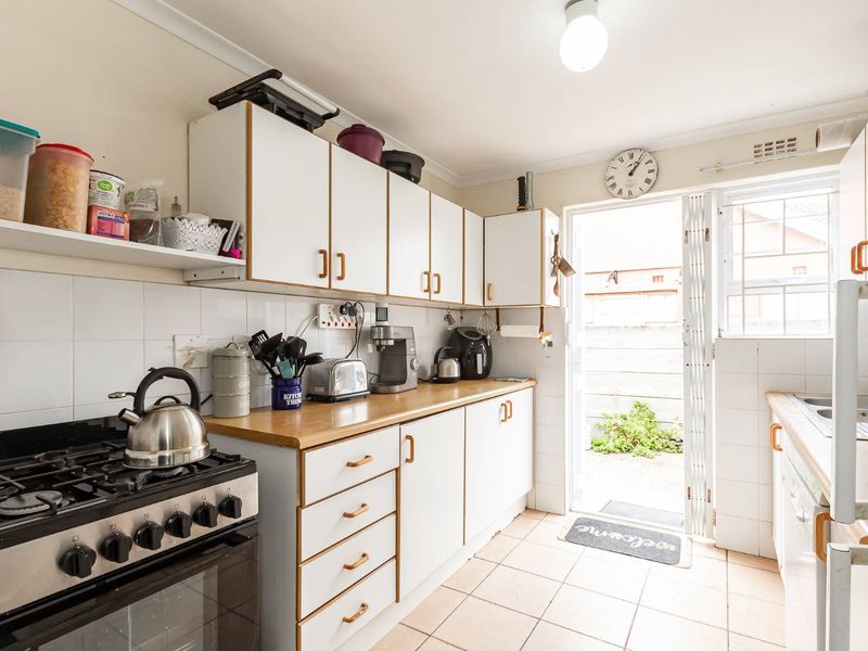 Beautiful 3-Bedroom Home in a Peaceful Neighbourhood - Photo 10