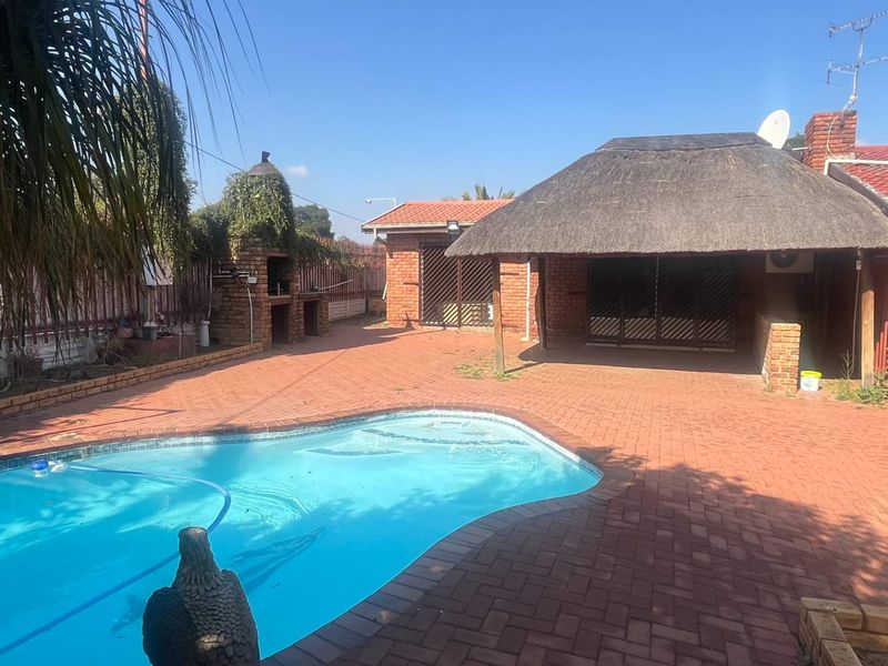Property in Brackendowns - Photo 2