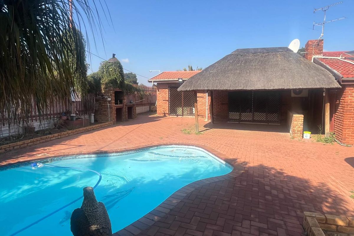Property in Brackendowns - Photo 2