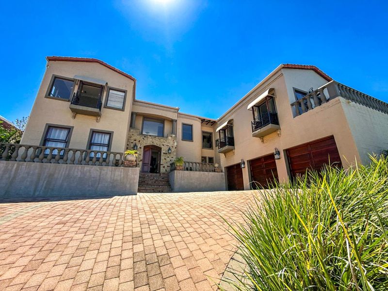 Stunning 5-Bedroom Family Home with Panoramic Views | Triple Garage | Solar | Waterkloof Golf Estate - Photo 3