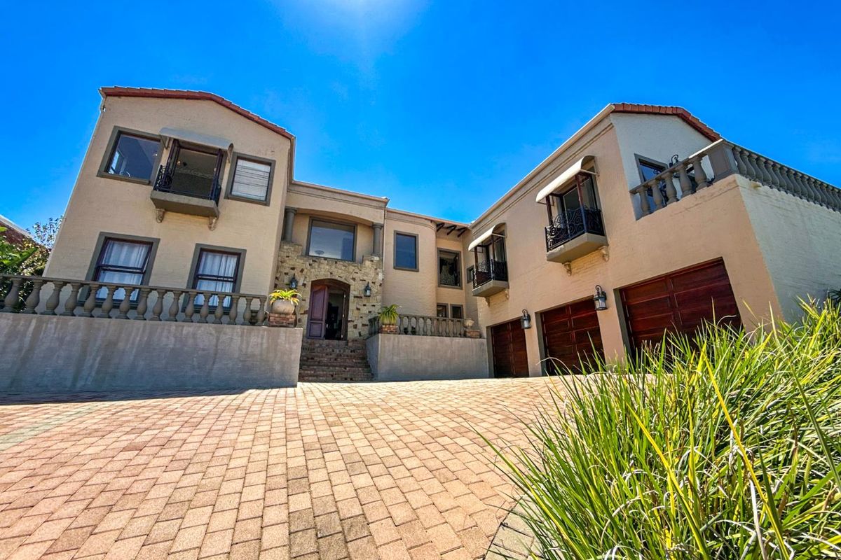 Stunning 5-Bedroom Family Home with Panoramic Views | Triple Garage | Solar | Waterkloof Golf Estate - Photo 3