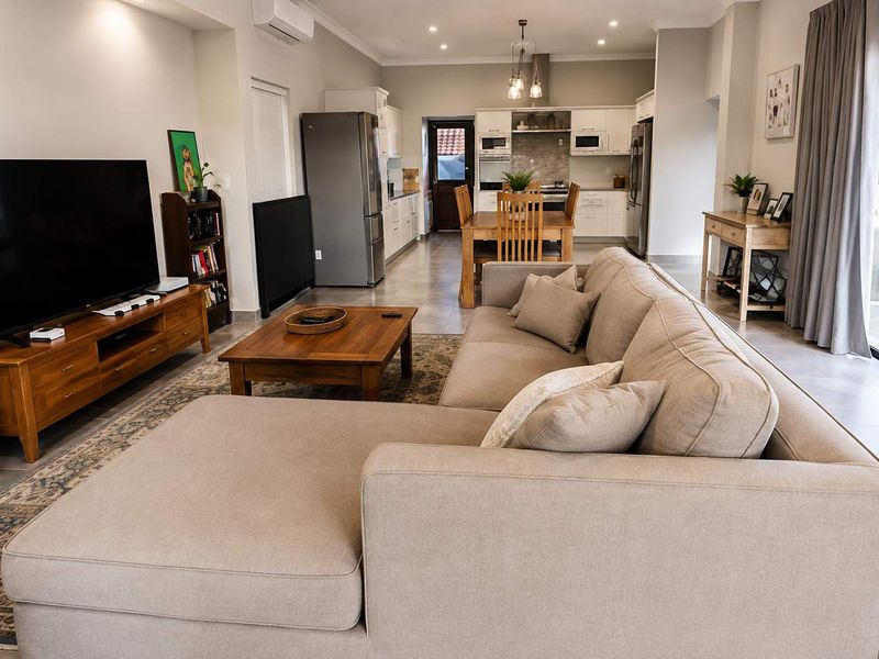 Neat 3 Bedroom/ 2 Bathroom House to Let - Photo 2