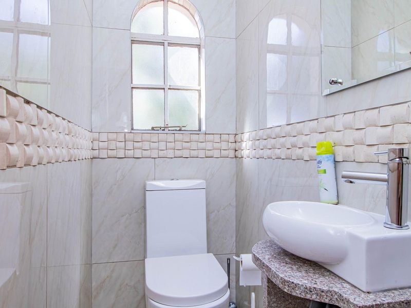 Your Dream Home Awaits in Sought-After La Como Lifestyle Estate! - Photo 9