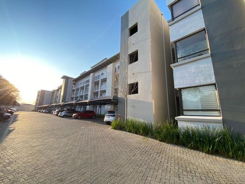 Modern 3-Bedroom Apartment with Balcony in Soho Junction, Broadacres - Photo 2