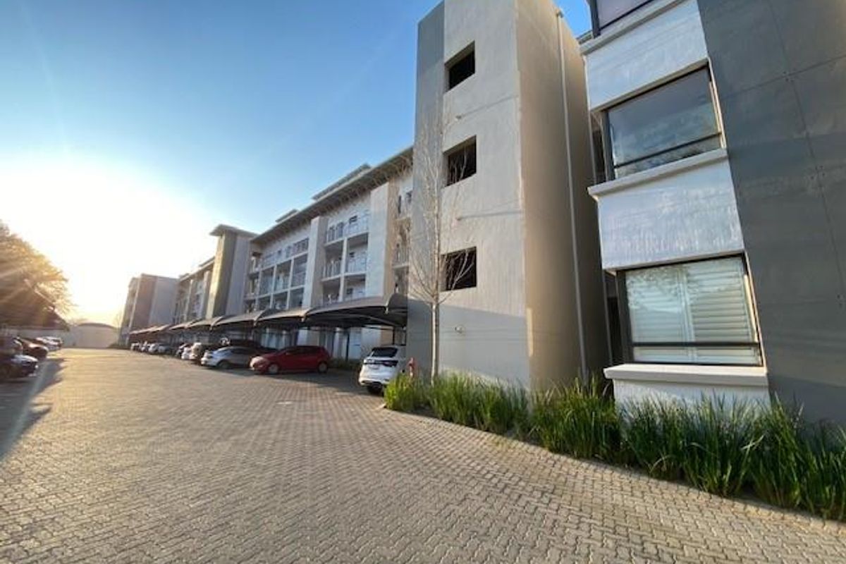 Modern 3-Bedroom Apartment with Balcony in Soho Junction, Broadacres - Photo 2