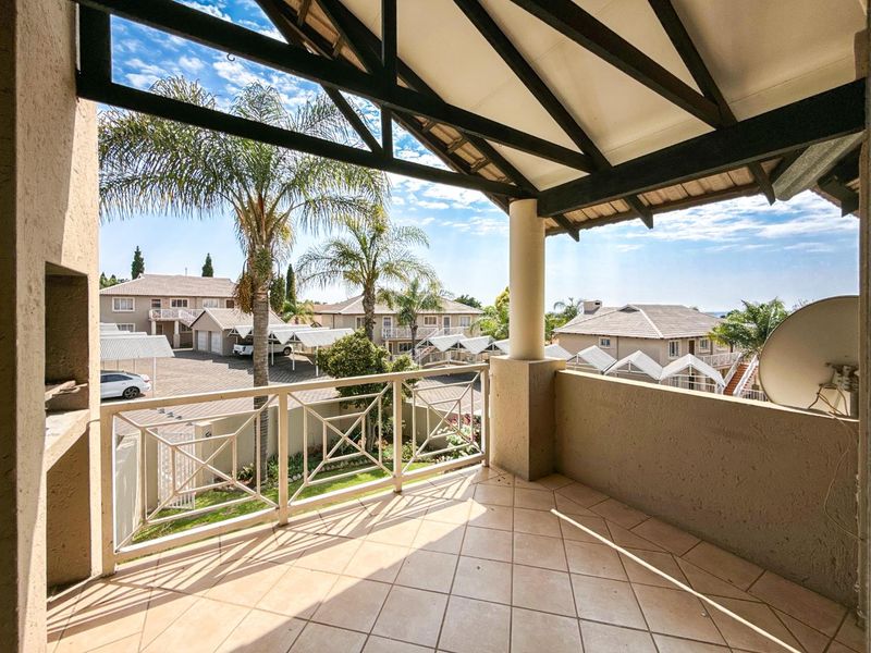 Where Every Sunset Feels Like a Getaway - 3 Bed 2 Bath Upstairs Apartment in Cute Complex - Photo 2