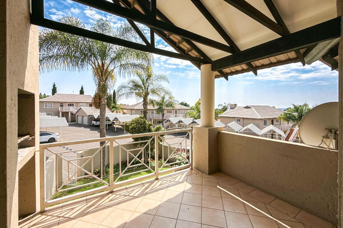 Where Every Sunset Feels Like a Getaway - 3 Bed 2 Bath Upstairs Apartment in Cute Complex - Photo 2