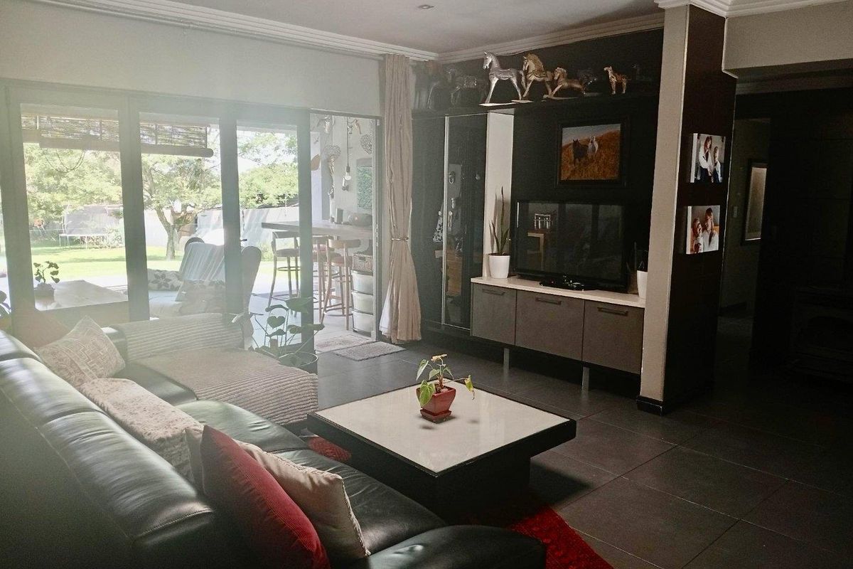 Fully furnished house in Kayalami - Photo 4