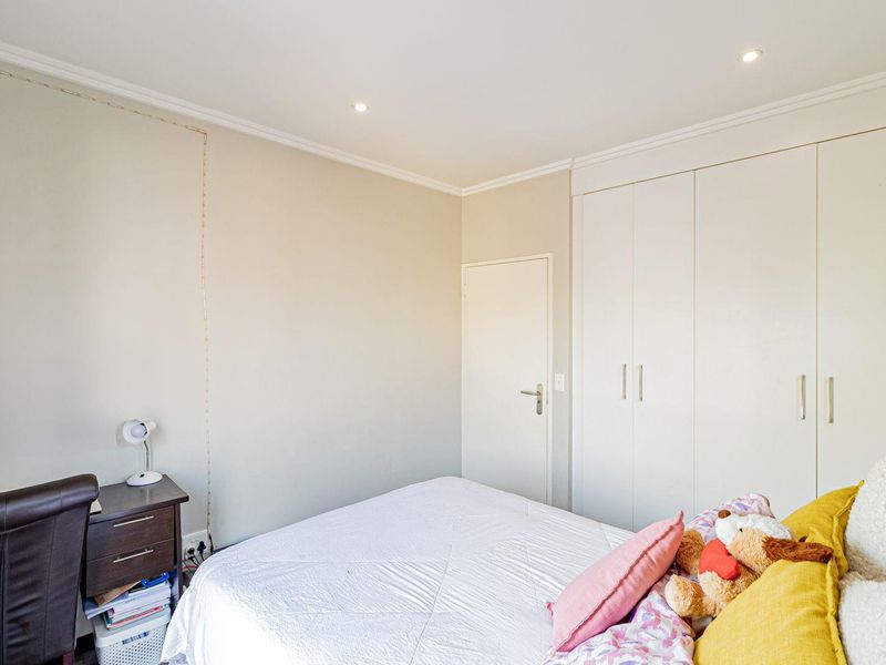 Stylish Corner Loft Apartment in a Sought After Estate - Photo 5