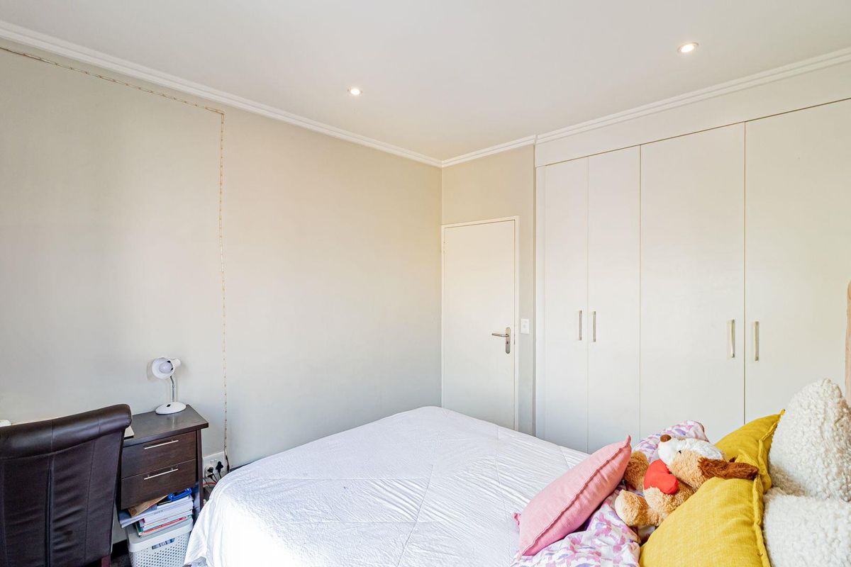 Stylish Corner Loft Apartment in a Sought After Estate - Photo 5