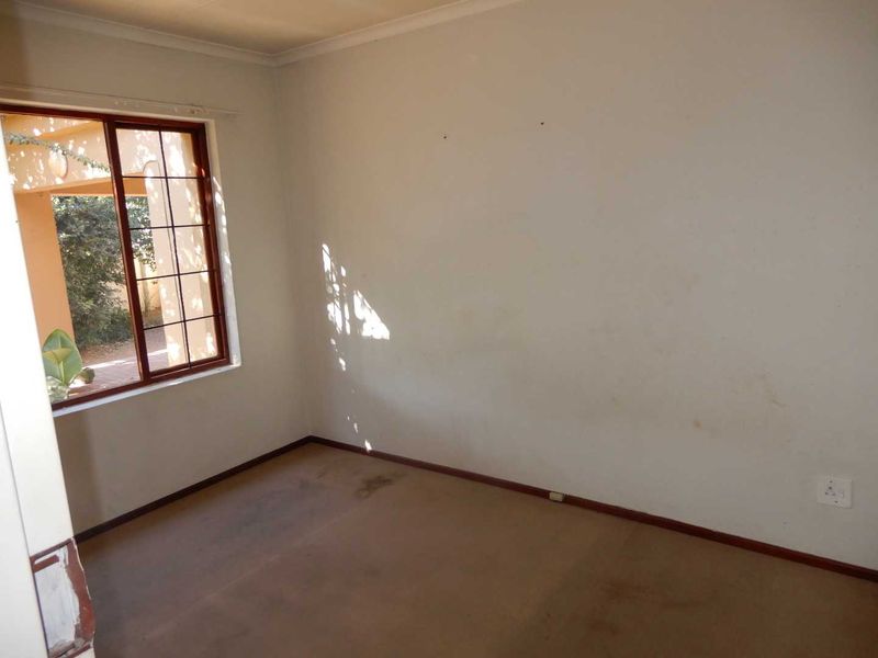 A spacious 2-bedroom freehold cluster home situated in a secure estate in  Douglasdale. - Photo 10