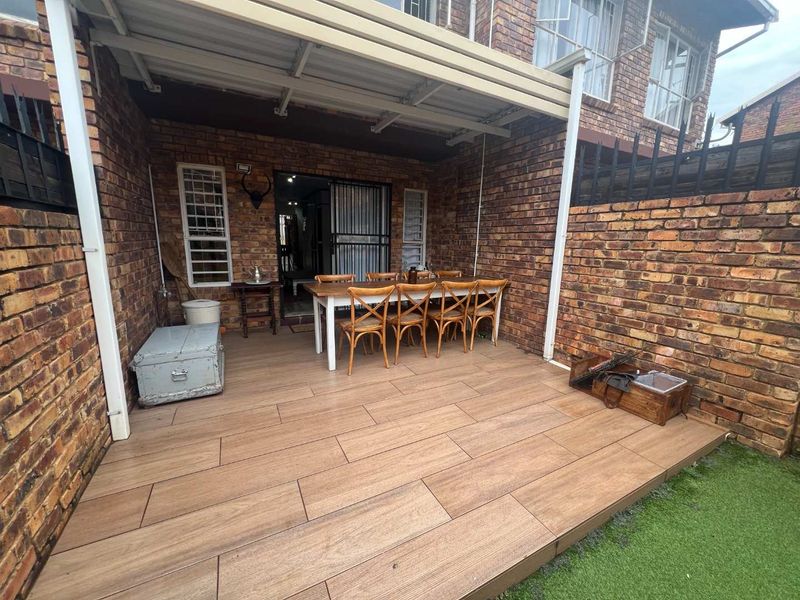 MODERN 2-BEDROOM DUPLEX AVAILABLE - Photo 5