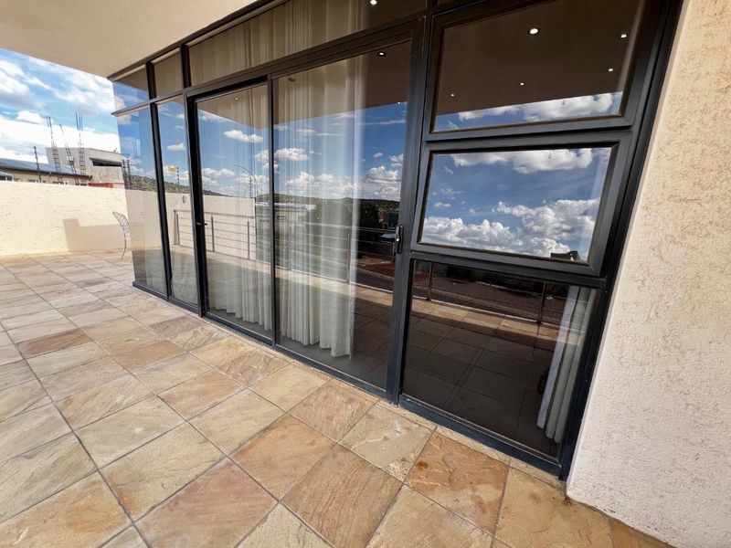 Spacious Modern House - Photo 9