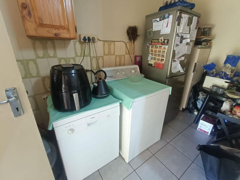Spacious Family Home with Multiple Dwellings and Pool – Ideal Investment Opportunity - Photo 6