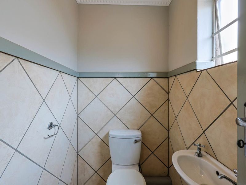 Charming 3-Bedroom House in Equestria with Spacious Yard. - Photo 4