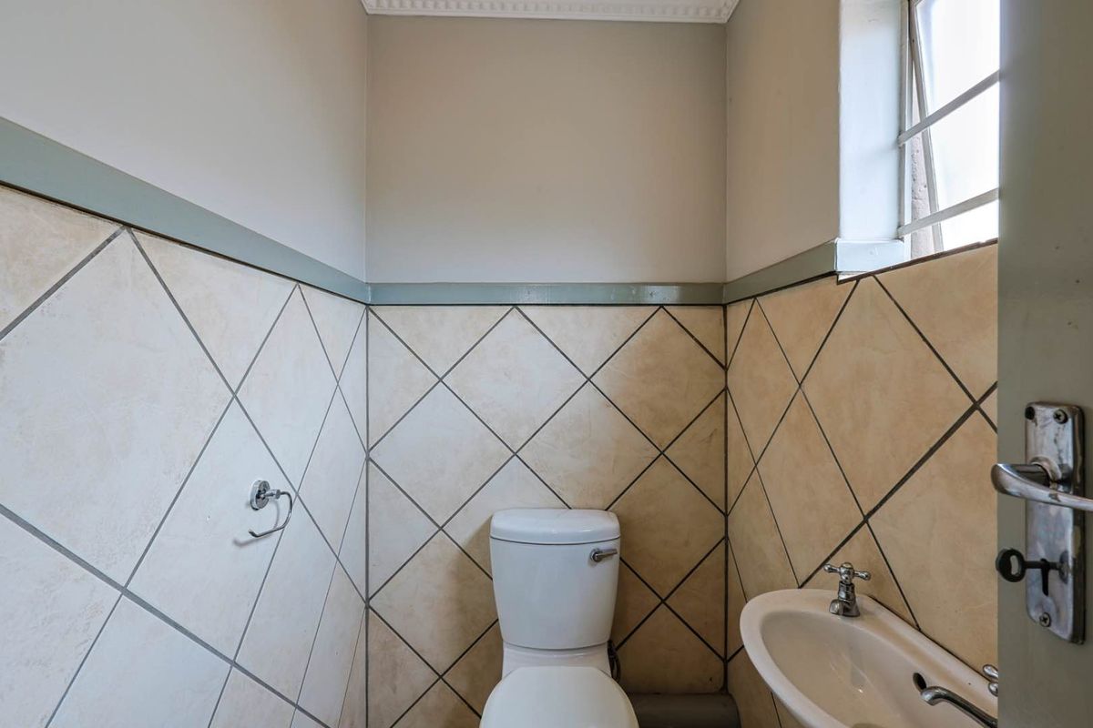 Charming 3-Bedroom House in Equestria with Spacious Yard. - Photo 4