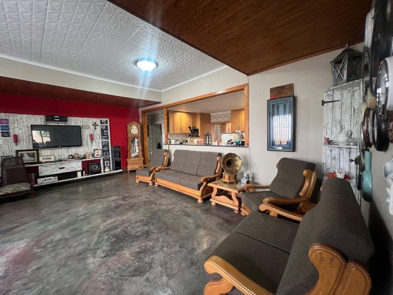 Spacious 4-Bedroom Family Home with Large Garages and Storage Space In Primrose - Photo 7