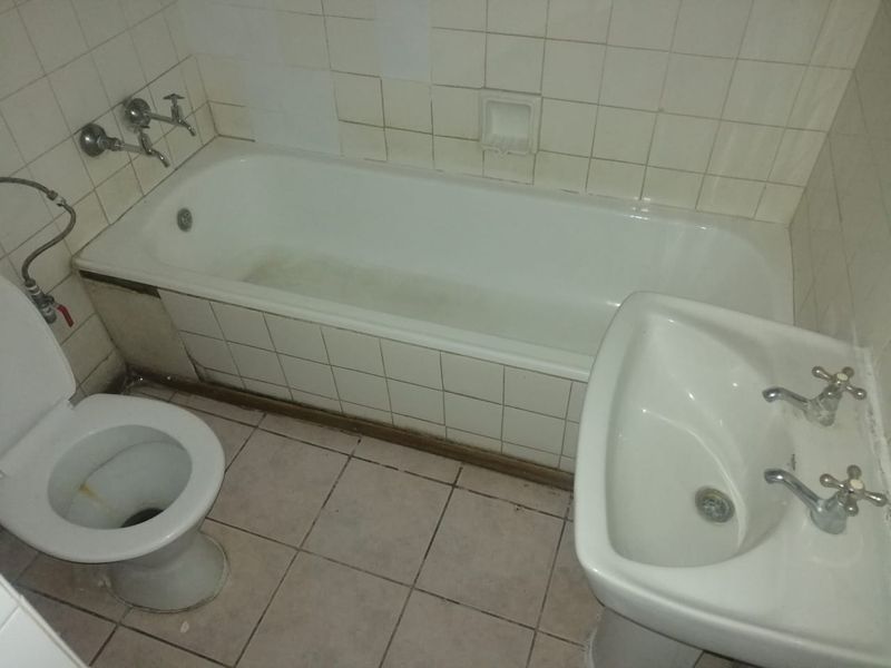 **Spacious Room for Rent in the Heart of Pretoria Central** - Photo 10