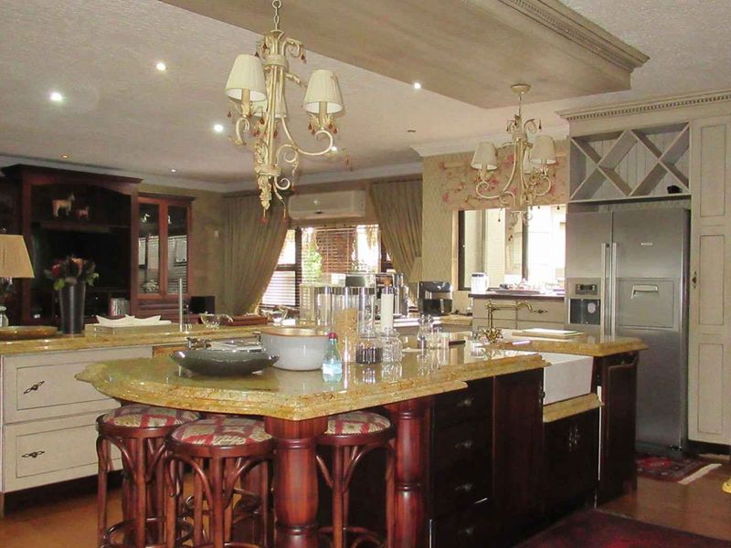 Experience opulence lifestyle in this Home overlooking a Golf Course in Ruimsig! - Photo 4
