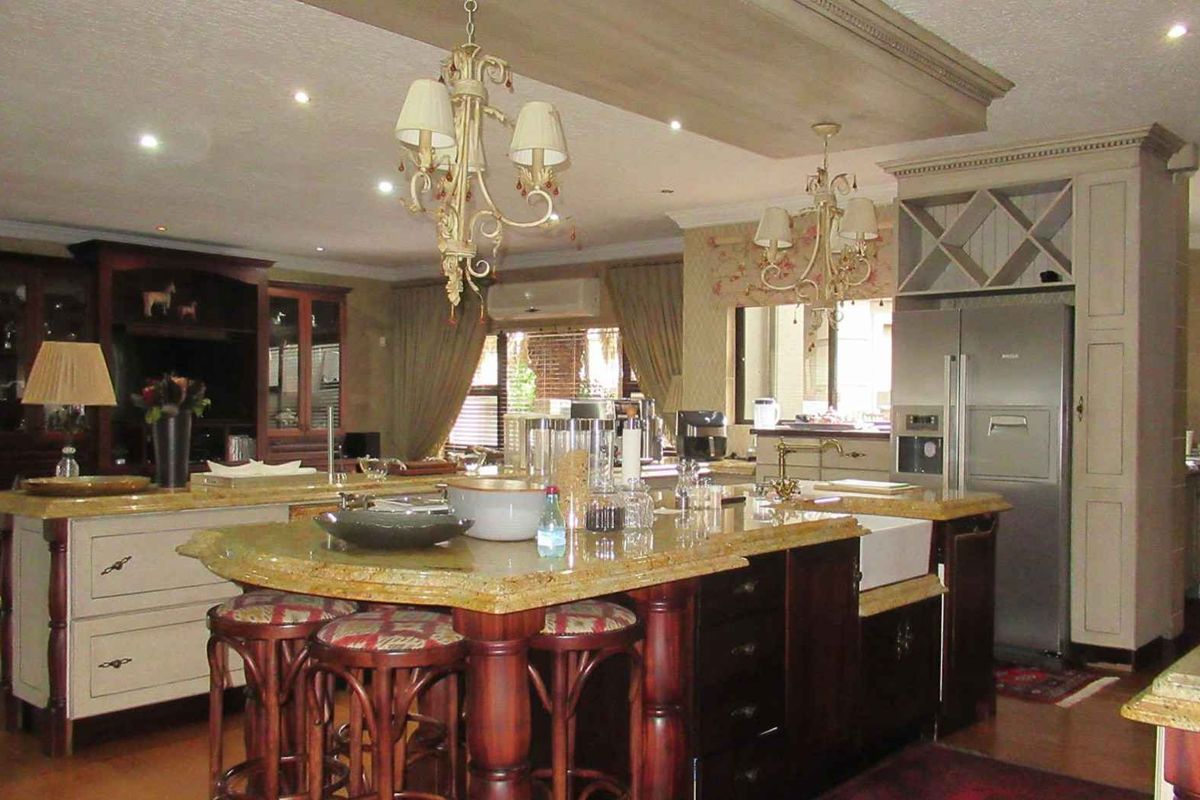 Experience opulence lifestyle in this Home overlooking a Golf Course in Ruimsig! - Photo 4