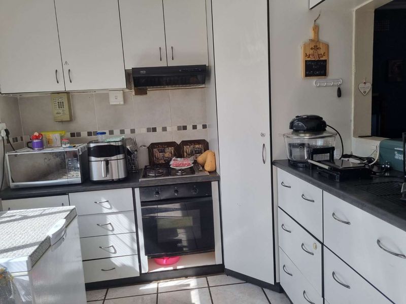 Family home with a small flatlet and pool - Photo 7