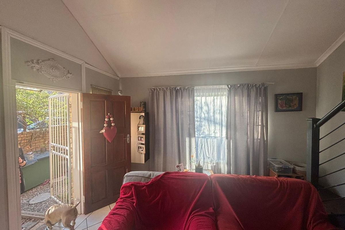 Stunning 3-Bedroom Double-Storey Townhouse to Rent – Amberfield, Rooihuiskraal North - Photo 5