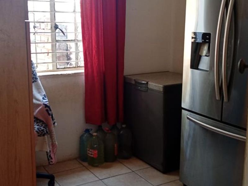 7 Bedroom House close to UJ For Sale! - Photo 10