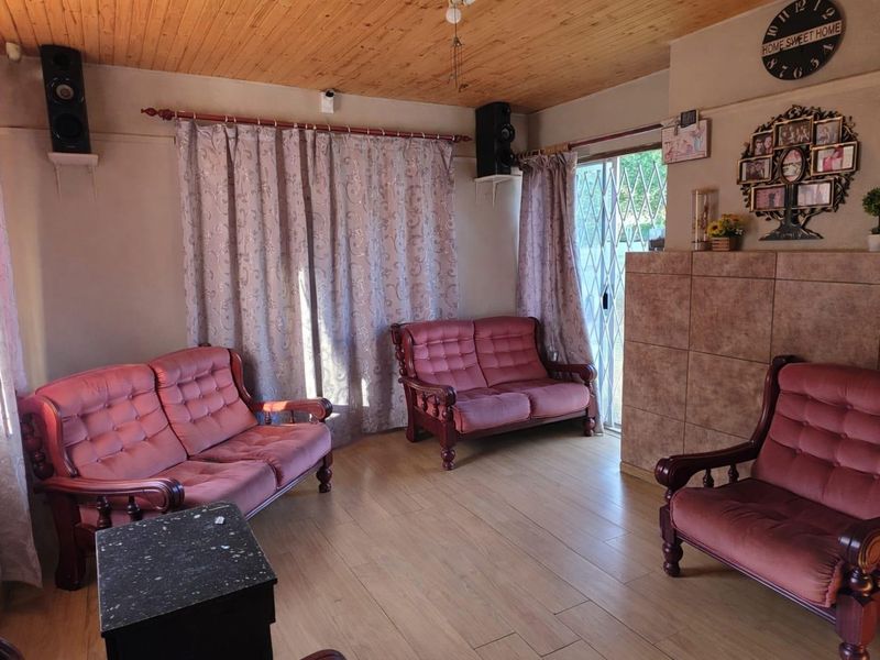 Spacious 3 Bedroom house with 1 bedroom Flatlet in Noordhoek - Photo 3