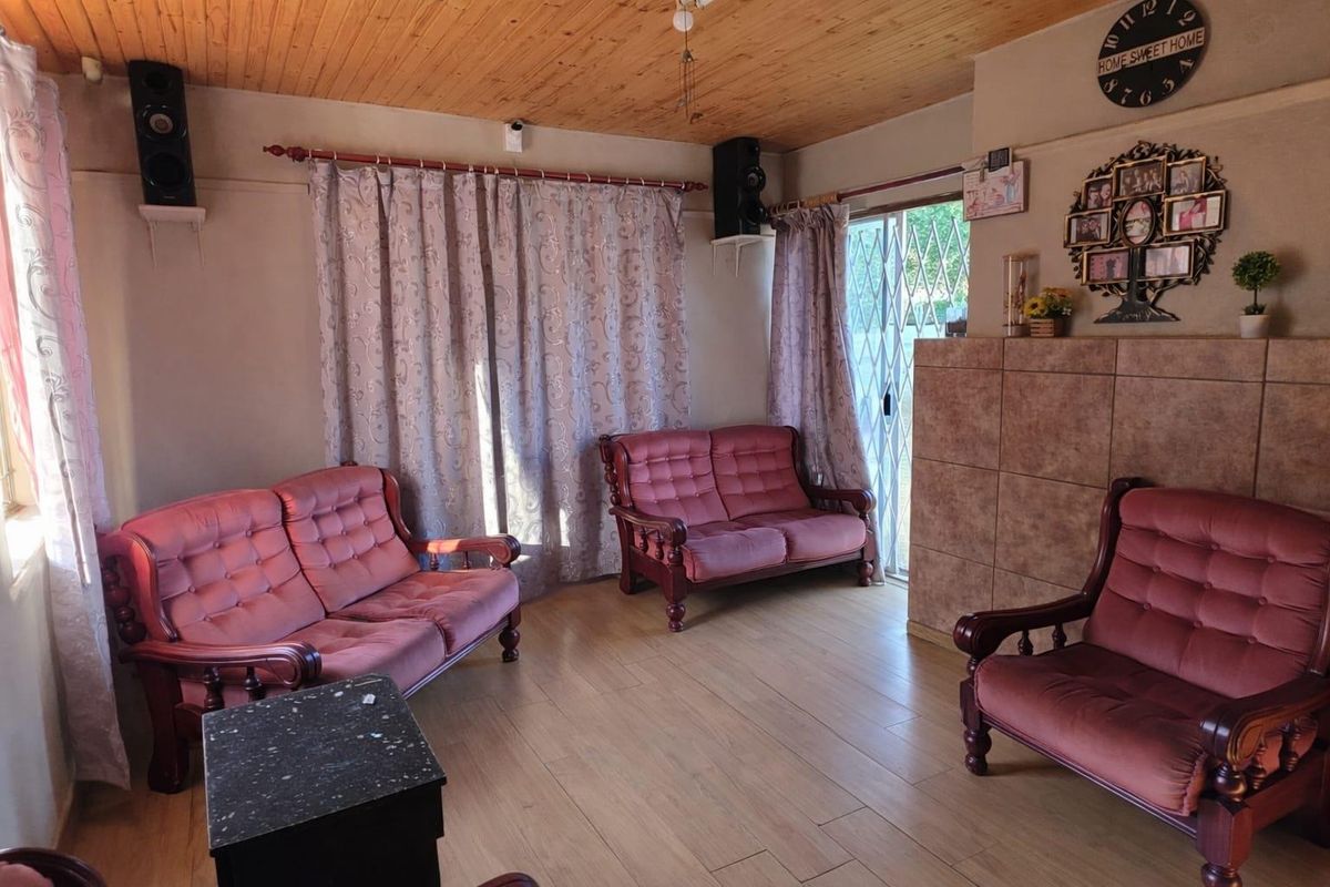 Spacious 3 Bedroom house with 1 bedroom Flatlet in Noordhoek - Photo 3