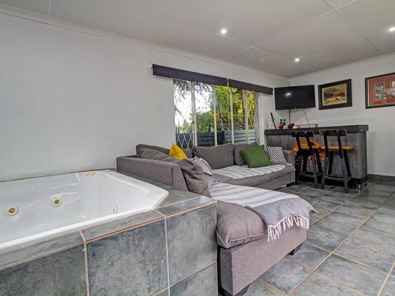 Effortless Elegance: Pool, Jacuzzi, & More - Photo 5