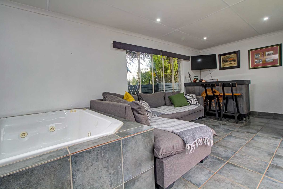 Effortless Elegance: Pool, Jacuzzi, & More - Photo 5