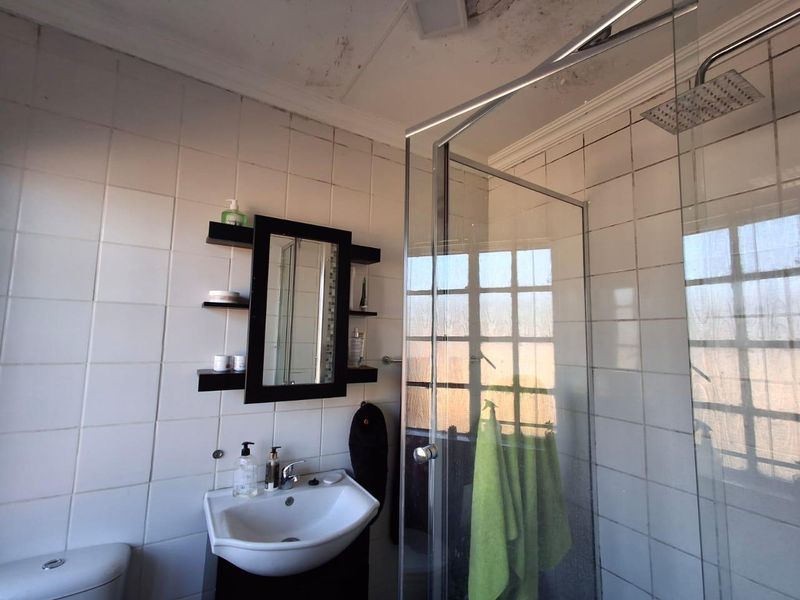 Spacious simplex in sought after complex - Photo 2