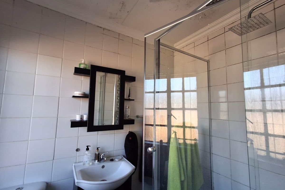 Spacious simplex in sought after complex - Photo 2