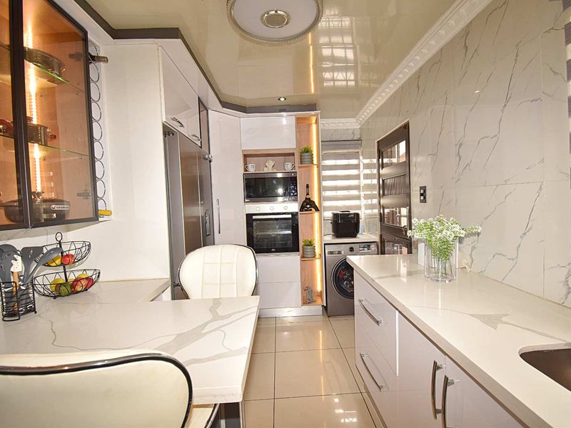 Modern 3 Bedroom, 2 Bathroom Home in Dawn Park - Photo 6