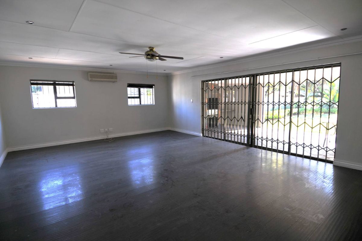 4 Bedroom House for Sale in Garsfontein - Photo 5